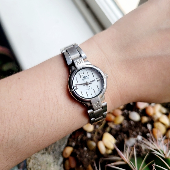 Vintage Nexus Quartz Silver Classic Roman Numerals Watch - Picture 6 of 8